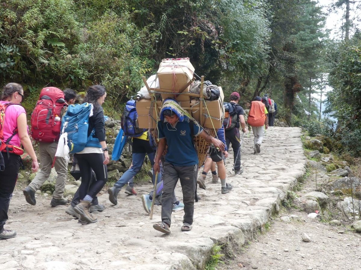 viaggio-nepal-2019-portatore