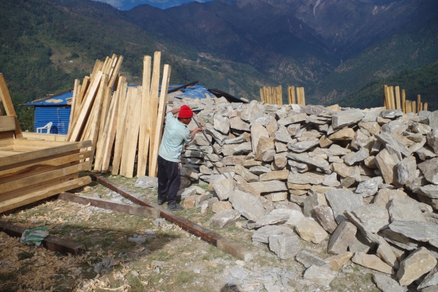 Nunthala: preparazione delle pietre da costruzione