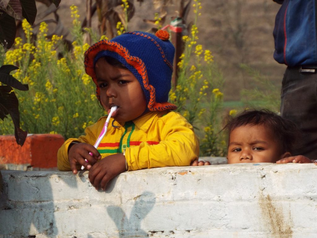 bambino nepalese che si lava i denti