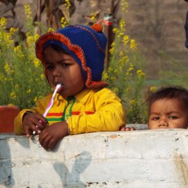 bambino nepalese che si lava i denti