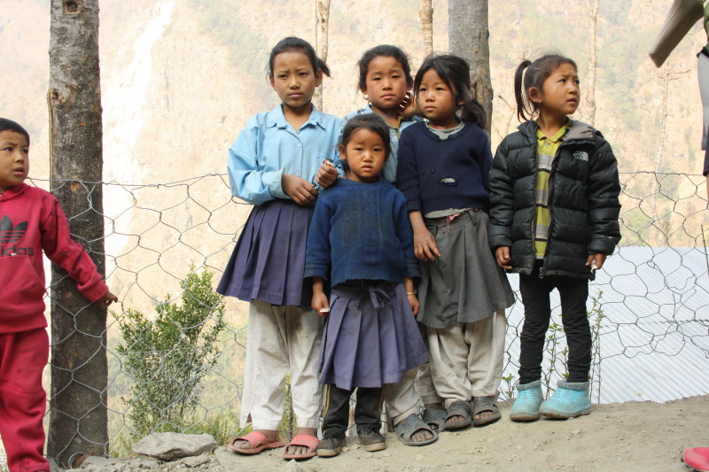 nunthala-nepal-accoglienza-sul-piazzale-delle-scuole
